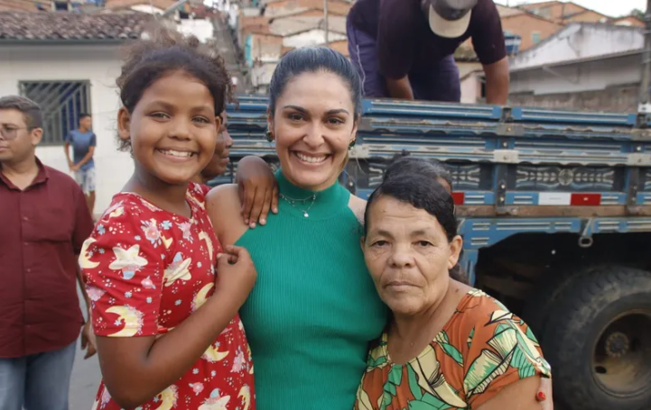 Prefeita Angela Vanessa coordena Natal Feliz e Solidário e distribui mais de 2 mil cestas básicas em São José da Laje